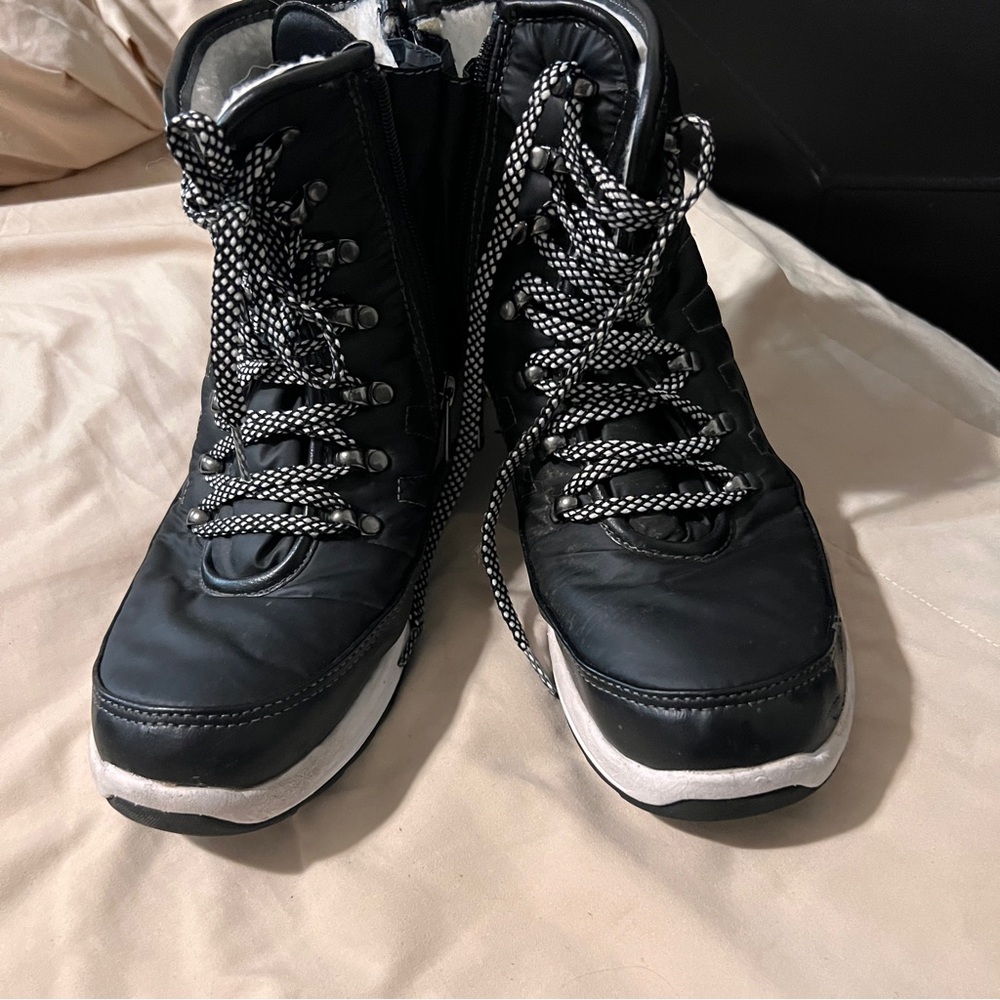 Snow boots